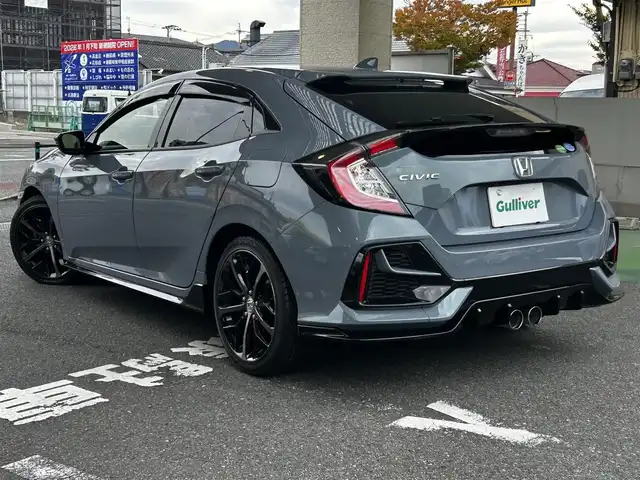 ホンダ シビック ハッチバック 福岡県 2020(令2)年 1.9万km ソニックグレーパール 純正ディーラーナビ/・Bluetooth/・フルセグTV/・CD/DVD/・バックカメラ/・ラジオ/サンルーフ/レーダークルーズコントロール/パドルシフト/ステアリングリモコン/プリクラッシュセーフティー/レーンアシストコントロール/横滑り防止システム/アイドリングストップ/ブレーキホールド/シートヒーター/ビルトインETC/革シート/純正アルミホイール/純正フロアマット/ウィンカーミラー/ドアバイザー/プッシュスタート/取扱説明書/保証書/スペアキー×１