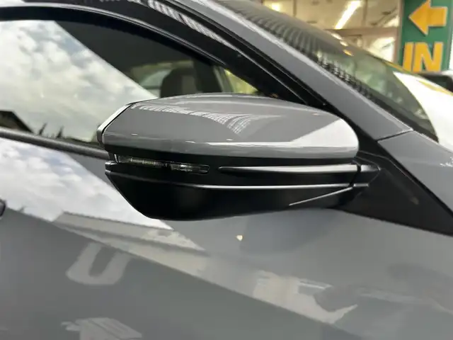 ホンダ シビック ハッチバック 福岡県 2020(令2)年 1.9万km ソニックグレーパール 純正ディーラーナビ/・Bluetooth/・フルセグTV/・CD/DVD/・バックカメラ/・ラジオ/サンルーフ/レーダークルーズコントロール/パドルシフト/ステアリングリモコン/プリクラッシュセーフティー/レーンアシストコントロール/横滑り防止システム/アイドリングストップ/ブレーキホールド/シートヒーター/ビルトインETC/革シート/純正アルミホイール/純正フロアマット/ウィンカーミラー/ドアバイザー/プッシュスタート/取扱説明書/保証書/スペアキー×１