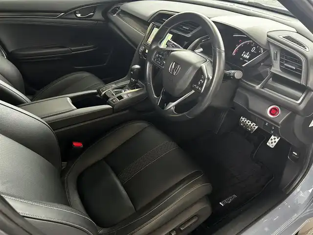 ホンダ シビック ハッチバック 福岡県 2020(令2)年 1.9万km ソニックグレーパール 純正ディーラーナビ/・Bluetooth/・フルセグTV/・CD/DVD/・バックカメラ/・ラジオ/サンルーフ/レーダークルーズコントロール/パドルシフト/ステアリングリモコン/プリクラッシュセーフティー/レーンアシストコントロール/横滑り防止システム/アイドリングストップ/ブレーキホールド/シートヒーター/ビルトインETC/革シート/純正アルミホイール/純正フロアマット/ウィンカーミラー/ドアバイザー/プッシュスタート/取扱説明書/保証書/スペアキー×１