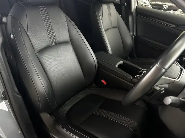 ホンダ シビック ハッチバック 福岡県 2020(令2)年 1.9万km ソニックグレーパール 純正ディーラーナビ/・Bluetooth/・フルセグTV/・CD/DVD/・バックカメラ/・ラジオ/サンルーフ/レーダークルーズコントロール/パドルシフト/ステアリングリモコン/プリクラッシュセーフティー/レーンアシストコントロール/横滑り防止システム/アイドリングストップ/ブレーキホールド/シートヒーター/ビルトインETC/革シート/純正アルミホイール/純正フロアマット/ウィンカーミラー/ドアバイザー/プッシュスタート/取扱説明書/保証書/スペアキー×１