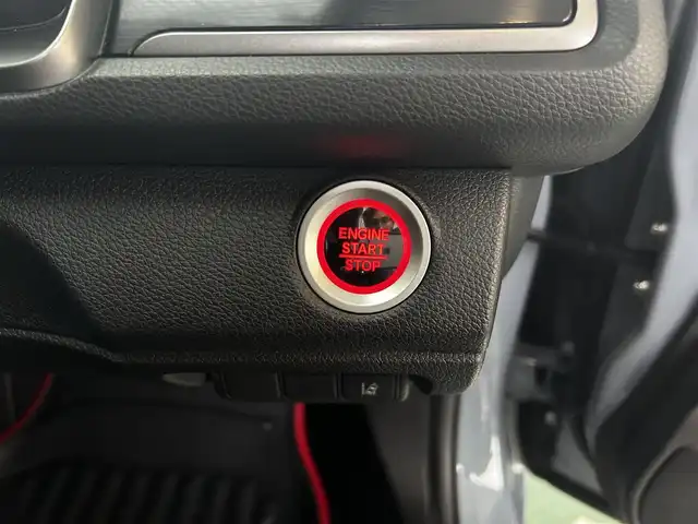 ホンダ シビック ハッチバック 福岡県 2020(令2)年 1.9万km ソニックグレーパール 純正ディーラーナビ/・Bluetooth/・フルセグTV/・CD/DVD/・バックカメラ/・ラジオ/サンルーフ/レーダークルーズコントロール/パドルシフト/ステアリングリモコン/プリクラッシュセーフティー/レーンアシストコントロール/横滑り防止システム/アイドリングストップ/ブレーキホールド/シートヒーター/ビルトインETC/革シート/純正アルミホイール/純正フロアマット/ウィンカーミラー/ドアバイザー/プッシュスタート/取扱説明書/保証書/スペアキー×１