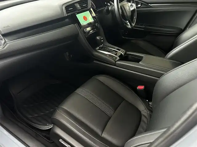 ホンダ シビック ハッチバック 福岡県 2020(令2)年 1.9万km ソニックグレーパール 純正ディーラーナビ/・Bluetooth/・フルセグTV/・CD/DVD/・バックカメラ/・ラジオ/サンルーフ/レーダークルーズコントロール/パドルシフト/ステアリングリモコン/プリクラッシュセーフティー/レーンアシストコントロール/横滑り防止システム/アイドリングストップ/ブレーキホールド/シートヒーター/ビルトインETC/革シート/純正アルミホイール/純正フロアマット/ウィンカーミラー/ドアバイザー/プッシュスタート/取扱説明書/保証書/スペアキー×１