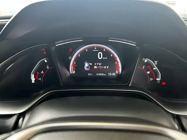 ホンダ シビック ハッチバック 福岡県 2020(令2)年 1.9万km ソニックグレーパール 純正ディーラーナビ/・Bluetooth/・フルセグTV/・CD/DVD/・バックカメラ/・ラジオ/サンルーフ/レーダークルーズコントロール/パドルシフト/ステアリングリモコン/プリクラッシュセーフティー/レーンアシストコントロール/横滑り防止システム/アイドリングストップ/ブレーキホールド/シートヒーター/ビルトインETC/革シート/純正アルミホイール/純正フロアマット/ウィンカーミラー/ドアバイザー/プッシュスタート/取扱説明書/保証書/スペアキー×１