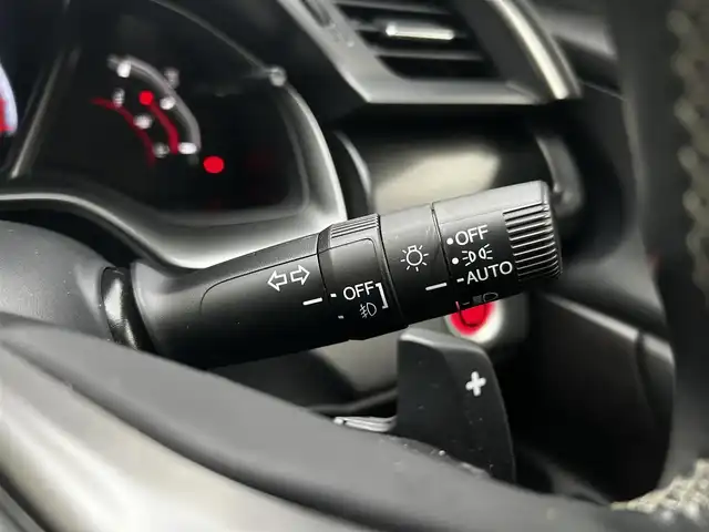 ホンダ シビック ハッチバック 福岡県 2020(令2)年 1.9万km ソニックグレーパール 純正ディーラーナビ/・Bluetooth/・フルセグTV/・CD/DVD/・バックカメラ/・ラジオ/サンルーフ/レーダークルーズコントロール/パドルシフト/ステアリングリモコン/プリクラッシュセーフティー/レーンアシストコントロール/横滑り防止システム/アイドリングストップ/ブレーキホールド/シートヒーター/ビルトインETC/革シート/純正アルミホイール/純正フロアマット/ウィンカーミラー/ドアバイザー/プッシュスタート/取扱説明書/保証書/スペアキー×１