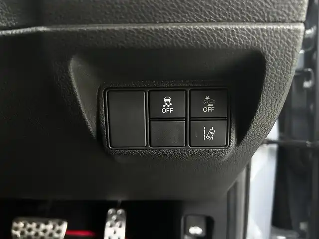 ホンダ シビック ハッチバック 福岡県 2020(令2)年 1.9万km ソニックグレーパール 純正ディーラーナビ/・Bluetooth/・フルセグTV/・CD/DVD/・バックカメラ/・ラジオ/サンルーフ/レーダークルーズコントロール/パドルシフト/ステアリングリモコン/プリクラッシュセーフティー/レーンアシストコントロール/横滑り防止システム/アイドリングストップ/ブレーキホールド/シートヒーター/ビルトインETC/革シート/純正アルミホイール/純正フロアマット/ウィンカーミラー/ドアバイザー/プッシュスタート/取扱説明書/保証書/スペアキー×１