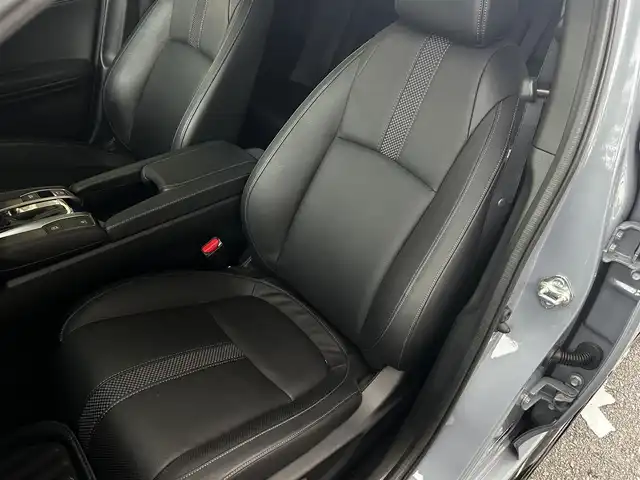 ホンダ シビック ハッチバック 福岡県 2020(令2)年 1.9万km ソニックグレーパール 純正ディーラーナビ/・Bluetooth/・フルセグTV/・CD/DVD/・バックカメラ/・ラジオ/サンルーフ/レーダークルーズコントロール/パドルシフト/ステアリングリモコン/プリクラッシュセーフティー/レーンアシストコントロール/横滑り防止システム/アイドリングストップ/ブレーキホールド/シートヒーター/ビルトインETC/革シート/純正アルミホイール/純正フロアマット/ウィンカーミラー/ドアバイザー/プッシュスタート/取扱説明書/保証書/スペアキー×１