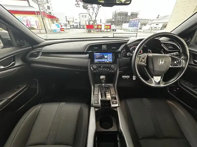 ホンダ シビック ハッチバック 福岡県 2020(令2)年 1.9万km ソニックグレーパール 純正ディーラーナビ/・Bluetooth/・フルセグTV/・CD/DVD/・バックカメラ/・ラジオ/サンルーフ/レーダークルーズコントロール/パドルシフト/ステアリングリモコン/プリクラッシュセーフティー/レーンアシストコントロール/横滑り防止システム/アイドリングストップ/ブレーキホールド/シートヒーター/ビルトインETC/革シート/純正アルミホイール/純正フロアマット/ウィンカーミラー/ドアバイザー/プッシュスタート/取扱説明書/保証書/スペアキー×１