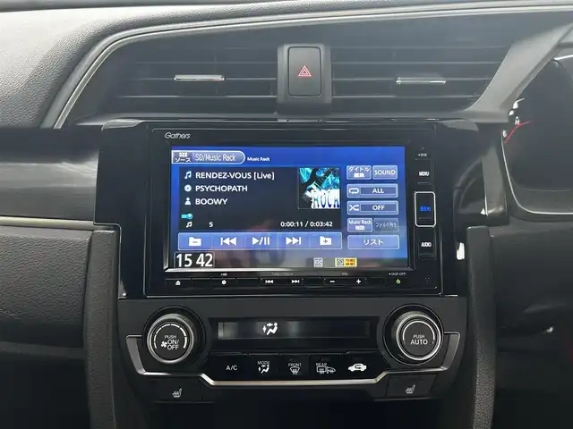 ホンダ シビック ハッチバック 福岡県 2020(令2)年 1.9万km ソニックグレーパール 純正ディーラーナビ/・Bluetooth/・フルセグTV/・CD/DVD/・バックカメラ/・ラジオ/サンルーフ/レーダークルーズコントロール/パドルシフト/ステアリングリモコン/プリクラッシュセーフティー/レーンアシストコントロール/横滑り防止システム/アイドリングストップ/ブレーキホールド/シートヒーター/ビルトインETC/革シート/純正アルミホイール/純正フロアマット/ウィンカーミラー/ドアバイザー/プッシュスタート/取扱説明書/保証書/スペアキー×１