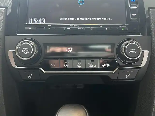 ホンダ シビック ハッチバック 福岡県 2020(令2)年 1.9万km ソニックグレーパール 純正ディーラーナビ/・Bluetooth/・フルセグTV/・CD/DVD/・バックカメラ/・ラジオ/サンルーフ/レーダークルーズコントロール/パドルシフト/ステアリングリモコン/プリクラッシュセーフティー/レーンアシストコントロール/横滑り防止システム/アイドリングストップ/ブレーキホールド/シートヒーター/ビルトインETC/革シート/純正アルミホイール/純正フロアマット/ウィンカーミラー/ドアバイザー/プッシュスタート/取扱説明書/保証書/スペアキー×１