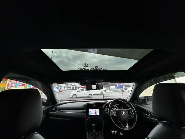 ホンダ シビック ハッチバック 福岡県 2020(令2)年 1.9万km ソニックグレーパール 純正ディーラーナビ/・Bluetooth/・フルセグTV/・CD/DVD/・バックカメラ/・ラジオ/サンルーフ/レーダークルーズコントロール/パドルシフト/ステアリングリモコン/プリクラッシュセーフティー/レーンアシストコントロール/横滑り防止システム/アイドリングストップ/ブレーキホールド/シートヒーター/ビルトインETC/革シート/純正アルミホイール/純正フロアマット/ウィンカーミラー/ドアバイザー/プッシュスタート/取扱説明書/保証書/スペアキー×１