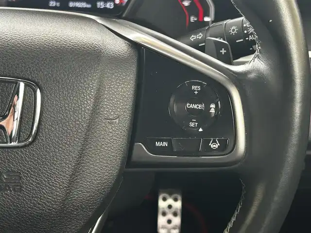 ホンダ シビック ハッチバック 福岡県 2020(令2)年 1.9万km ソニックグレーパール 純正ディーラーナビ/・Bluetooth/・フルセグTV/・CD/DVD/・バックカメラ/・ラジオ/サンルーフ/レーダークルーズコントロール/パドルシフト/ステアリングリモコン/プリクラッシュセーフティー/レーンアシストコントロール/横滑り防止システム/アイドリングストップ/ブレーキホールド/シートヒーター/ビルトインETC/革シート/純正アルミホイール/純正フロアマット/ウィンカーミラー/ドアバイザー/プッシュスタート/取扱説明書/保証書/スペアキー×１