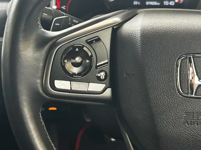 ホンダ シビック ハッチバック 福岡県 2020(令2)年 1.9万km ソニックグレーパール 純正ディーラーナビ/・Bluetooth/・フルセグTV/・CD/DVD/・バックカメラ/・ラジオ/サンルーフ/レーダークルーズコントロール/パドルシフト/ステアリングリモコン/プリクラッシュセーフティー/レーンアシストコントロール/横滑り防止システム/アイドリングストップ/ブレーキホールド/シートヒーター/ビルトインETC/革シート/純正アルミホイール/純正フロアマット/ウィンカーミラー/ドアバイザー/プッシュスタート/取扱説明書/保証書/スペアキー×１