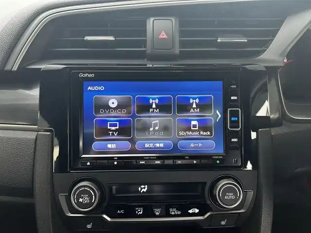 ホンダ シビック ハッチバック 福岡県 2020(令2)年 1.9万km ソニックグレーパール 純正ディーラーナビ/・Bluetooth/・フルセグTV/・CD/DVD/・バックカメラ/・ラジオ/サンルーフ/レーダークルーズコントロール/パドルシフト/ステアリングリモコン/プリクラッシュセーフティー/レーンアシストコントロール/横滑り防止システム/アイドリングストップ/ブレーキホールド/シートヒーター/ビルトインETC/革シート/純正アルミホイール/純正フロアマット/ウィンカーミラー/ドアバイザー/プッシュスタート/取扱説明書/保証書/スペアキー×１