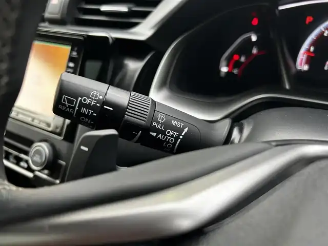 ホンダ シビック ハッチバック 福岡県 2020(令2)年 1.9万km ソニックグレーパール 純正ディーラーナビ/・Bluetooth/・フルセグTV/・CD/DVD/・バックカメラ/・ラジオ/サンルーフ/レーダークルーズコントロール/パドルシフト/ステアリングリモコン/プリクラッシュセーフティー/レーンアシストコントロール/横滑り防止システム/アイドリングストップ/ブレーキホールド/シートヒーター/ビルトインETC/革シート/純正アルミホイール/純正フロアマット/ウィンカーミラー/ドアバイザー/プッシュスタート/取扱説明書/保証書/スペアキー×１