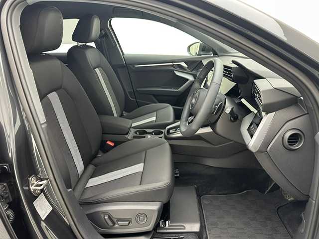 アウディ アウディ Ａ３ SB 30TFSI 兵庫県 2025(令7)年 0.7万km グレー 純正ナビ/フルセグ BT USB Apple Car play Androido Auto/ビルトインETC2.0/バックカメラ/ワイヤレス充電/前後ドライブレコーダー/レーダークルーズコントロール/衝突軽減ブレーキ/LKA/サイドアシスト/パークアシスト/コーナーセンサー/LEDヘッドライト/オートライト/オートハイビーム/シートヒーター/パワーシート/スペアキー