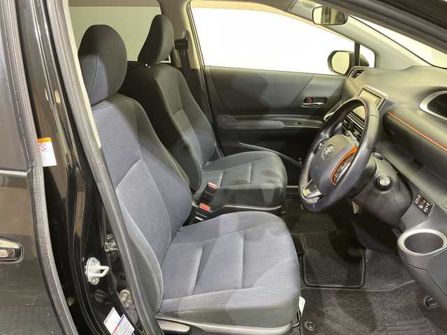 トヨタ シエンタ G 愛媛県 2017(平29)年 8.9万km ブラックマイカ 純正ナビ/フルセグTV/Bluetooth/両側パワースライドドア/バックカメラ/ＥＴＣ/ＬＥＤヘッドライト/純正フロアマット/３列シート/オートマチックハイビーム/オートライト/レーンキープアシスト/衝突被害軽減システム