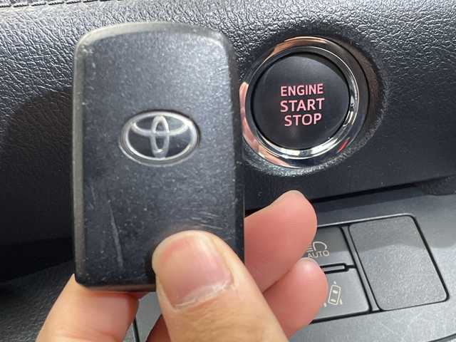 トヨタ シエンタ G 愛媛県 2017(平29)年 8.9万km ブラックマイカ 純正ナビ/フルセグTV/Bluetooth/両側パワースライドドア/バックカメラ/ＥＴＣ/ＬＥＤヘッドライト/純正フロアマット/３列シート/オートマチックハイビーム/オートライト/レーンキープアシスト/衝突被害軽減システム