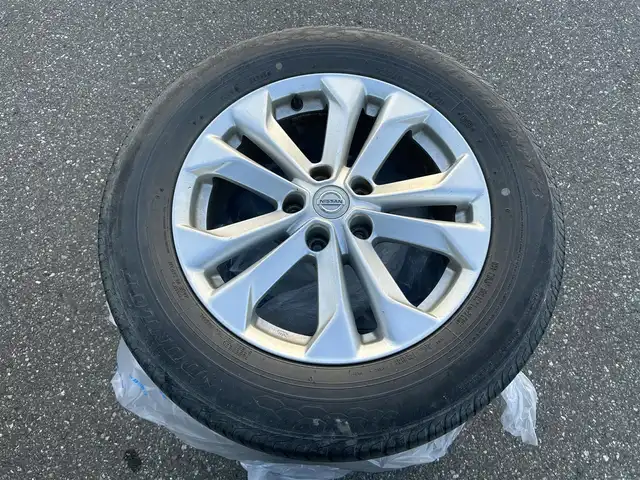 日産 エクストレイル ハイブリッド 20X エマージェンシーブレーキ 青森県 2015(平27)年 11.4万km チタニウムカーキ ワンオーナー/４WD/純正メモリナビ/（BT／AM／FM／DVD）/ビルトインETC/全周囲方位カメラ/ハーフレザーシート/シートヒーター（運転席＋助手席）/エアシート（運転席＋助手席）/ステアリングスイッチ/クルーズコントロール/衝突軽減ブレーキ/LEDヘッドライト/フォグライト/夏タイヤ/USB/スペアキー１本/保証書/取り扱い説明書