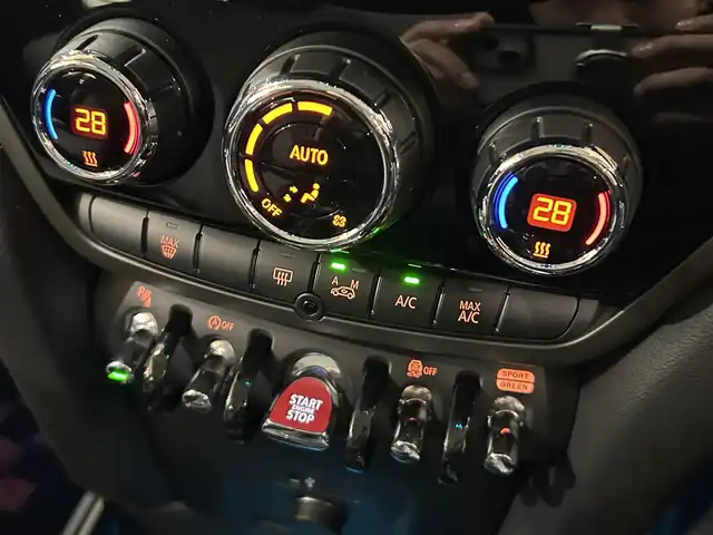 ＭＩＮＩ ＢＭＷ ミニ クロスオーバー クーパー D オール4 道央・札幌 2021(令3)年 1.5万km チリ・レッド CLASSIC TRIM/　・17インチアロイホイールチャンネルスポーツブラック/　・クロス/レザレットブラックパールスポーツシート/　・MINIドライビングモード/ドライビングアシストパッケージ/　・リアビューカメラ/　・パーキングアシストパッケージ/ブラックボンネットストライプ/ACC/LEDヘッドライト/Apple CarPlay/マルチディスプレイメーターパネル/USB/BT/電動リアゲート
