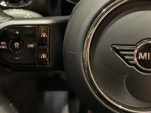 ＭＩＮＩ ＢＭＷ ミニ クロスオーバー クーパー D オール4 道央・札幌 2021(令3)年 1.5万km チリ・レッド CLASSIC TRIM/　・17インチアロイホイールチャンネルスポーツブラック/　・クロス/レザレットブラックパールスポーツシート/　・MINIドライビングモード/ドライビングアシストパッケージ/　・リアビューカメラ/　・パーキングアシストパッケージ/ブラックボンネットストライプ/ACC/LEDヘッドライト/Apple CarPlay/マルチディスプレイメーターパネル/USB/BT/電動リアゲート