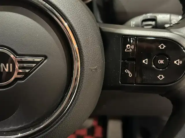 ＭＩＮＩ ＢＭＷ ミニ クロスオーバー クーパー D オール4 道央・札幌 2021(令3)年 1.5万km チリ・レッド CLASSIC TRIM/　・17インチアロイホイールチャンネルスポーツブラック/　・クロス/レザレットブラックパールスポーツシート/　・MINIドライビングモード/ドライビングアシストパッケージ/　・リアビューカメラ/　・パーキングアシストパッケージ/ブラックボンネットストライプ/ACC/LEDヘッドライト/Apple CarPlay/マルチディスプレイメーターパネル/USB/BT/電動リアゲート