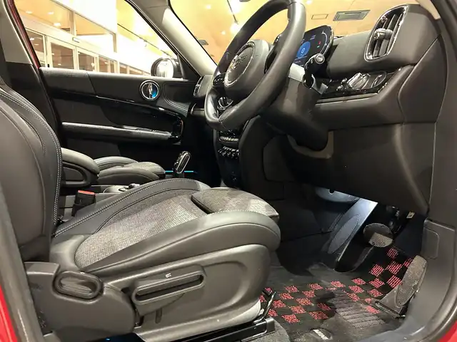 ＭＩＮＩ ＢＭＷ ミニ クロスオーバー クーパー D オール4 道央・札幌 2021(令3)年 1.5万km チリ・レッド CLASSIC TRIM/　・17インチアロイホイールチャンネルスポーツブラック/　・クロス/レザレットブラックパールスポーツシート/　・MINIドライビングモード/ドライビングアシストパッケージ/　・リアビューカメラ/　・パーキングアシストパッケージ/ブラックボンネットストライプ/ACC/LEDヘッドライト/Apple CarPlay/マルチディスプレイメーターパネル/USB/BT/電動リアゲート