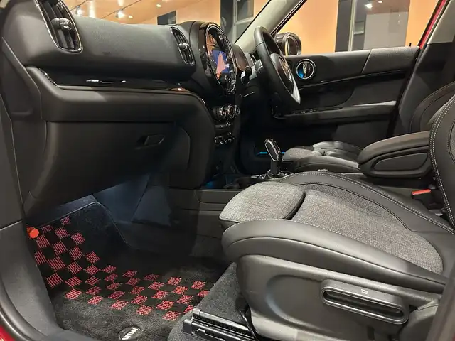 ＭＩＮＩ ＢＭＷ ミニ クロスオーバー クーパー D オール4 道央・札幌 2021(令3)年 1.5万km チリ・レッド CLASSIC TRIM/　・17インチアロイホイールチャンネルスポーツブラック/　・クロス/レザレットブラックパールスポーツシート/　・MINIドライビングモード/ドライビングアシストパッケージ/　・リアビューカメラ/　・パーキングアシストパッケージ/ブラックボンネットストライプ/ACC/LEDヘッドライト/Apple CarPlay/マルチディスプレイメーターパネル/USB/BT/電動リアゲート