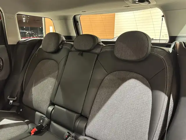 ＭＩＮＩ ＢＭＷ ミニ クロスオーバー クーパー D オール4 道央・札幌 2021(令3)年 1.5万km チリ・レッド CLASSIC TRIM/　・17インチアロイホイールチャンネルスポーツブラック/　・クロス/レザレットブラックパールスポーツシート/　・MINIドライビングモード/ドライビングアシストパッケージ/　・リアビューカメラ/　・パーキングアシストパッケージ/ブラックボンネットストライプ/ACC/LEDヘッドライト/Apple CarPlay/マルチディスプレイメーターパネル/USB/BT/電動リアゲート