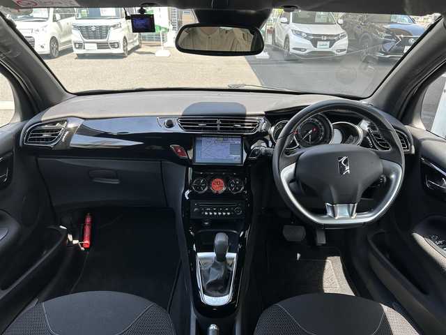 ＤＳオートモビル ＤＳ３ シック DS LEDビジョンP 岡山県 2017(平29)年 3.4万km 紺 登録時時走行距離３３５８２ｋｍ/クルーズコントロール/バックカメラ/フルセグ（走行中視聴可能）/HDDナビ/・エアバック（ダブル＋サイド）/・ETC/USB入力端子