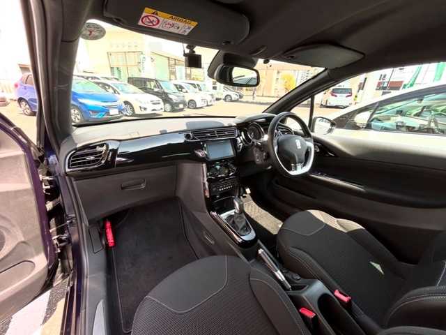 ＤＳオートモビル ＤＳ３ シック DS LEDビジョンP 岡山県 2017(平29)年 3.4万km 紺 登録時時走行距離３３５８２ｋｍ/クルーズコントロール/バックカメラ/フルセグ（走行中視聴可能）/HDDナビ/・エアバック（ダブル＋サイド）/・ETC/USB入力端子