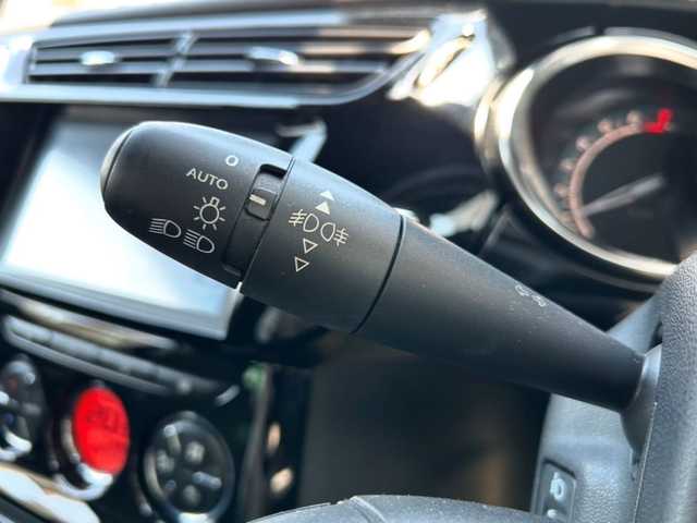 ＤＳオートモビル ＤＳ３ シック DS LEDビジョンP 岡山県 2017(平29)年 3.4万km 紺 登録時時走行距離３３５８２ｋｍ/クルーズコントロール/バックカメラ/フルセグ（走行中視聴可能）/HDDナビ/・エアバック（ダブル＋サイド）/・ETC/USB入力端子
