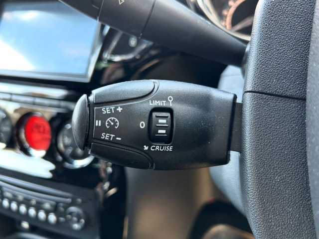ＤＳオートモビル ＤＳ３ シック DS LEDビジョンP 岡山県 2017(平29)年 3.4万km 紺 登録時時走行距離３３５８２ｋｍ/クルーズコントロール/バックカメラ/フルセグ（走行中視聴可能）/HDDナビ/・エアバック（ダブル＋サイド）/・ETC/USB入力端子