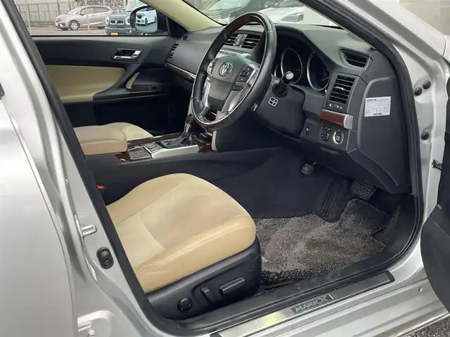 トヨタ マークＸ PREMIUM 埼玉県 2012(平24)年 11.2万km シルバーM (株)IDOMが運営する【じしゃロン川越店】の自社ローン専用車両になります。こちらは現金またはオートローンご利用時の価格です。自社ローンご希望の方は別途その旨お申付け下さい/純正HDDナビ/フルセグ/CD/DVD/Bluetooth/AM/FM/バックカメラ/クルーズコントロール/ビルトインETC/コーナーセンサー/ドライブレコーダー/HIDオートライト/フォグ/社外１８インチアルミホイール/デュアルAAC/MTモード/スマートキー（スペア×１）/プッシュスタート/サイド＆カーテンエアバッグ/ドアバイザー/Pアシスト/ステアリングリモコン/電動リアシェード/ウインカーミラー/車両取扱説明書/保証書