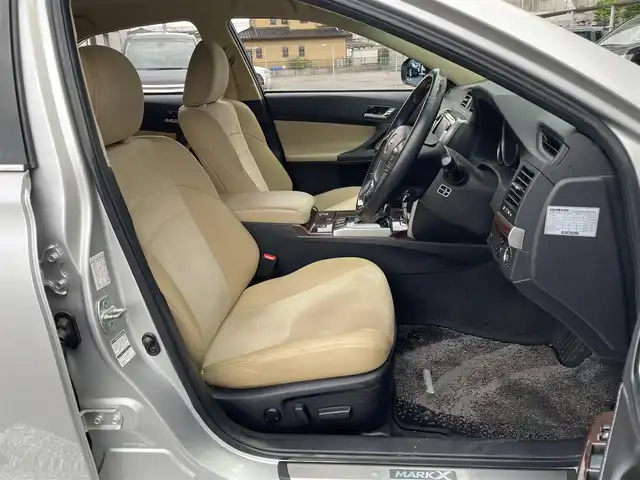トヨタ マークＸ PREMIUM 埼玉県 2012(平24)年 11.2万km シルバーM (株)IDOMが運営する【じしゃロン川越店】の自社ローン専用車両になります。こちらは現金またはオートローンご利用時の価格です。自社ローンご希望の方は別途その旨お申付け下さい/純正HDDナビ/フルセグ/CD/DVD/Bluetooth/AM/FM/バックカメラ/クルーズコントロール/ビルトインETC/コーナーセンサー/ドライブレコーダー/HIDオートライト/フォグ/社外１８インチアルミホイール/デュアルAAC/MTモード/スマートキー（スペア×１）/プッシュスタート/サイド＆カーテンエアバッグ/ドアバイザー/Pアシスト/ステアリングリモコン/電動リアシェード/ウインカーミラー/車両取扱説明書/保証書