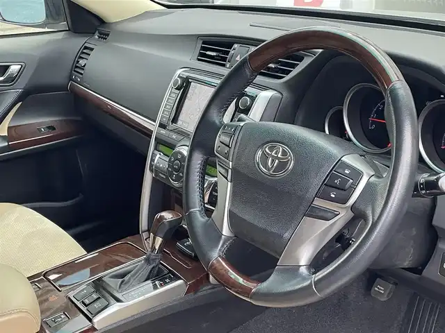 トヨタ マークＸ PREMIUM 埼玉県 2012(平24)年 11.2万km シルバーM (株)IDOMが運営する【じしゃロン川越店】の自社ローン専用車両になります。こちらは現金またはオートローンご利用時の価格です。自社ローンご希望の方は別途その旨お申付け下さい/純正HDDナビ/フルセグ/CD/DVD/Bluetooth/AM/FM/バックカメラ/クルーズコントロール/ビルトインETC/コーナーセンサー/ドライブレコーダー/HIDオートライト/フォグ/社外１８インチアルミホイール/デュアルAAC/MTモード/スマートキー（スペア×１）/プッシュスタート/サイド＆カーテンエアバッグ/ドアバイザー/Pアシスト/ステアリングリモコン/電動リアシェード/ウインカーミラー/車両取扱説明書/保証書
