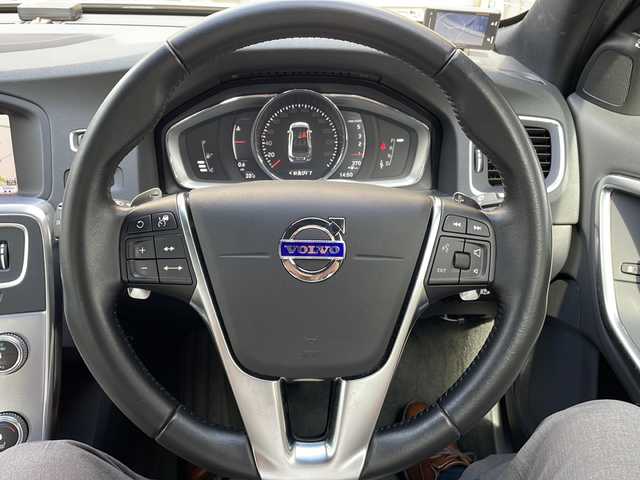 ボルボ Ｓ６０ D4 ダイナミックエディション 宮城県 2017(平29)年 4.9万km シルバー 純正HDDナビ/地デジTV/（AM・FM・AUX・BT・TV）/レーダークルーズコントロール/衝突被害軽減ブレーキ/HIDヘッドライト/スマートキー/パドルシフト/前後ドライブレコーダー/ETC/レーンアシスト/前席パワーシート/前席シートヒーター/社外レーダー/保証書/取扱説明書/スペアキー