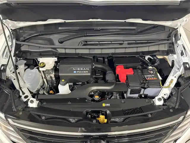日産 セレナ e－パワー ハイウェイスター V 佐賀県 2025(令7)年 0.1万km未満 プリズムホワイト 純正12.3インチナビ/ＡＭ/ＦＭ/Bluetooth/フルセグTV/全方位カメラ/ヘッドランプオートレベライザー/アダプティブLEDヘッドライトシステム/インテリジェント アラウンドビューモニター（移動物 検知機能付）/インテリジェント ルームミラー/アドバンスドドライブアシストディスプレイ/統合型インターフェースディスプレイ/ワイヤレス充電器/6スピーカー/NissanConnectナビゲーションシステム（地デジ内蔵）/車載通信ユニット（TCU［Telematics Control Unit］）/ETC2.0ユニット（ビルトインタイプ）/前後ドライブレコーダー/プロパイロット（ナビリンク機能付）/プロパイロット緊急停止支援システム/電子パーキング/オートブレーキホールド/ステアリングスイッチ/電動格納ミラー/コーナーセンサー