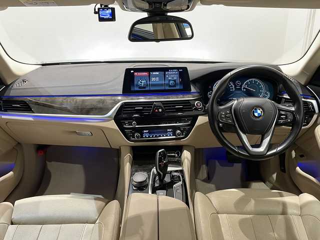 ＢＭＷ ５３０ｉ ラグジュアリー 新潟県 2017(平29)年 5万km インペリアル・ブルー・ブリリアント・エフェクト オプション装備/電動ガラスサンルーフ（チルト＆スライド、コンフォートオープン/クローズ機能付き）/コンフォートパッケージ/・ソフトクローズドア（フロント＆リヤ）/・フロントアクティブベンチレーションシート/・フロントマッサージシート/・フロントコンフォートシート/標準装備/ハイラインパッケージ/・ランバーサポート（運転席＆助手席、電動調節式）/・シートヒーティング（フロント＆リヤ）/・ダコタレザーシート/10.2インチ純正HDDナビ（フルセグTV、CD/DVD、ミュージックサーバー、ScreenMirroring、Bluetooth、AM/FM）/360度カメラ/アダクティブクルーズコントロール/アンビエントライト/DSRC/アダクティブLEDヘッドライト/純正フロアマット