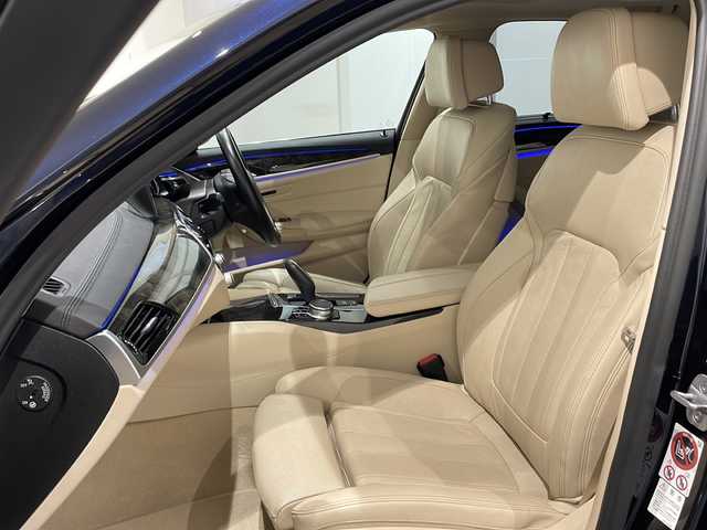 ＢＭＷ ５３０ｉ ラグジュアリー 新潟県 2017(平29)年 5万km インペリアル・ブルー・ブリリアント・エフェクト オプション装備/電動ガラスサンルーフ（チルト＆スライド、コンフォートオープン/クローズ機能付き）/コンフォートパッケージ/・ソフトクローズドア（フロント＆リヤ）/・フロントアクティブベンチレーションシート/・フロントマッサージシート/・フロントコンフォートシート/標準装備/ハイラインパッケージ/・ランバーサポート（運転席＆助手席、電動調節式）/・シートヒーティング（フロント＆リヤ）/・ダコタレザーシート/10.2インチ純正HDDナビ（フルセグTV、CD/DVD、ミュージックサーバー、ScreenMirroring、Bluetooth、AM/FM）/360度カメラ/アダクティブクルーズコントロール/アンビエントライト/DSRC/アダクティブLEDヘッドライト/純正フロアマット