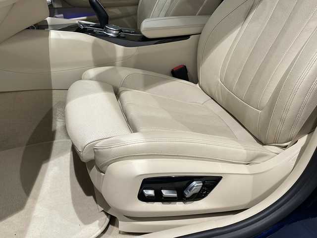 ＢＭＷ ５３０ｉ ラグジュアリー 新潟県 2017(平29)年 5万km インペリアル・ブルー・ブリリアント・エフェクト オプション装備/電動ガラスサンルーフ（チルト＆スライド、コンフォートオープン/クローズ機能付き）/コンフォートパッケージ/・ソフトクローズドア（フロント＆リヤ）/・フロントアクティブベンチレーションシート/・フロントマッサージシート/・フロントコンフォートシート/標準装備/ハイラインパッケージ/・ランバーサポート（運転席＆助手席、電動調節式）/・シートヒーティング（フロント＆リヤ）/・ダコタレザーシート/10.2インチ純正HDDナビ（フルセグTV、CD/DVD、ミュージックサーバー、ScreenMirroring、Bluetooth、AM/FM）/360度カメラ/アダクティブクルーズコントロール/アンビエントライト/DSRC/アダクティブLEDヘッドライト/純正フロアマット