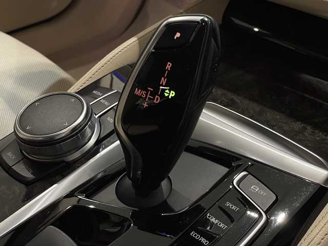 ＢＭＷ ５３０ｉ ラグジュアリー 新潟県 2017(平29)年 5万km インペリアル・ブルー・ブリリアント・エフェクト オプション装備/電動ガラスサンルーフ（チルト＆スライド、コンフォートオープン/クローズ機能付き）/コンフォートパッケージ/・ソフトクローズドア（フロント＆リヤ）/・フロントアクティブベンチレーションシート/・フロントマッサージシート/・フロントコンフォートシート/標準装備/ハイラインパッケージ/・ランバーサポート（運転席＆助手席、電動調節式）/・シートヒーティング（フロント＆リヤ）/・ダコタレザーシート/10.2インチ純正HDDナビ（フルセグTV、CD/DVD、ミュージックサーバー、ScreenMirroring、Bluetooth、AM/FM）/360度カメラ/アダクティブクルーズコントロール/アンビエントライト/DSRC/アダクティブLEDヘッドライト/純正フロアマット