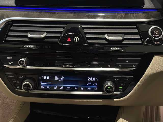 ＢＭＷ ５３０ｉ ラグジュアリー 新潟県 2017(平29)年 5万km インペリアル・ブルー・ブリリアント・エフェクト オプション装備/電動ガラスサンルーフ（チルト＆スライド、コンフォートオープン/クローズ機能付き）/コンフォートパッケージ/・ソフトクローズドア（フロント＆リヤ）/・フロントアクティブベンチレーションシート/・フロントマッサージシート/・フロントコンフォートシート/標準装備/ハイラインパッケージ/・ランバーサポート（運転席＆助手席、電動調節式）/・シートヒーティング（フロント＆リヤ）/・ダコタレザーシート/10.2インチ純正HDDナビ（フルセグTV、CD/DVD、ミュージックサーバー、ScreenMirroring、Bluetooth、AM/FM）/360度カメラ/アダクティブクルーズコントロール/アンビエントライト/DSRC/アダクティブLEDヘッドライト/純正フロアマット