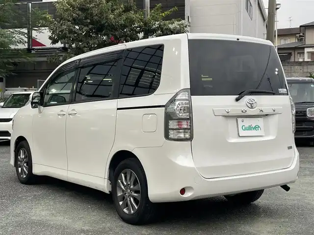 トヨタ ヴォクシー X Lエディション 熊本県 2011(平23)年 8.4万km ホワイトパールクリスタルシャイン 純正ナビ/（CD・DVD・フルセグTV・SD）/バックカメラ/ビルトインETC/純正16インチAW/片側パワースライドドア/HIDヘッドライト/オートライト/フォグライト/ウィンカーミラー/キーレス/純正フロアマット/純正ドアバイザー/新車保証書/取扱説明書/スペアキー×1本