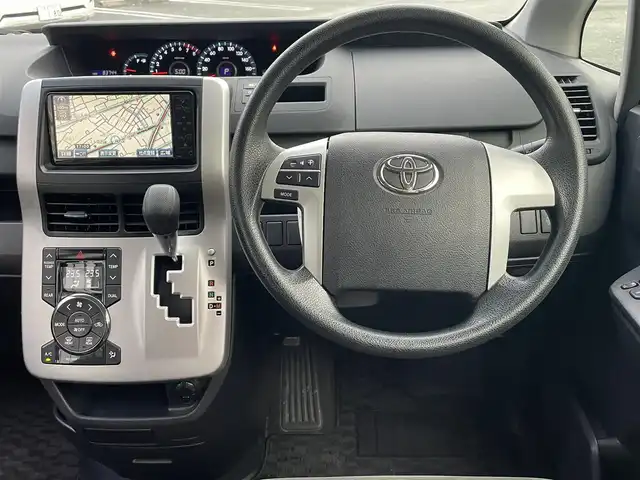 トヨタ ヴォクシー X Lエディション 熊本県 2011(平23)年 8.4万km ホワイトパールクリスタルシャイン 純正ナビ/（CD・DVD・フルセグTV・SD）/バックカメラ/ビルトインETC/純正16インチAW/片側パワースライドドア/HIDヘッドライト/オートライト/フォグライト/ウィンカーミラー/キーレス/純正フロアマット/純正ドアバイザー/新車保証書/取扱説明書/スペアキー×1本