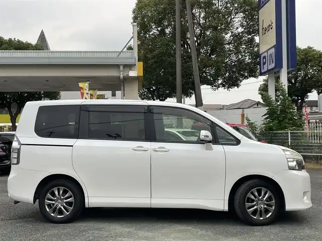 トヨタ ヴォクシー X Lエディション 熊本県 2011(平23)年 8.4万km ホワイトパールクリスタルシャイン 純正ナビ/（CD・DVD・フルセグTV・SD）/バックカメラ/ビルトインETC/純正16インチAW/片側パワースライドドア/HIDヘッドライト/オートライト/フォグライト/ウィンカーミラー/キーレス/純正フロアマット/純正ドアバイザー/新車保証書/取扱説明書/スペアキー×1本