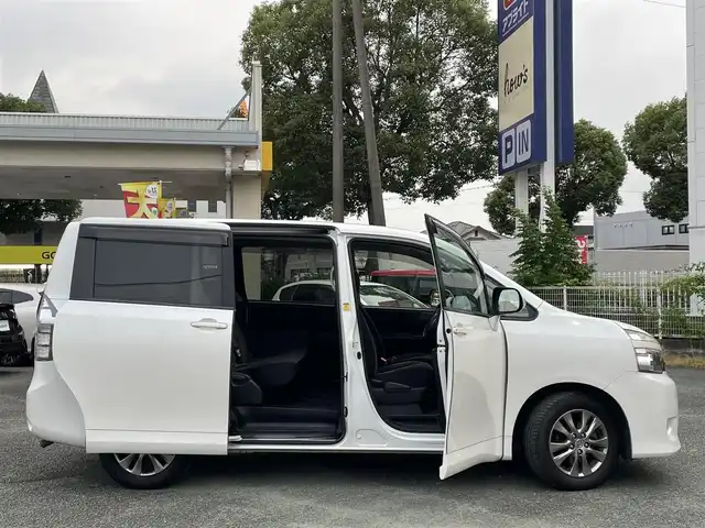 トヨタ ヴォクシー X Lエディション 熊本県 2011(平23)年 8.4万km ホワイトパールクリスタルシャイン 純正ナビ/（CD・DVD・フルセグTV・SD）/バックカメラ/ビルトインETC/純正16インチAW/片側パワースライドドア/HIDヘッドライト/オートライト/フォグライト/ウィンカーミラー/キーレス/純正フロアマット/純正ドアバイザー/新車保証書/取扱説明書/スペアキー×1本