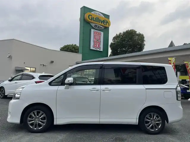 トヨタ ヴォクシー X Lエディション 熊本県 2011(平23)年 8.4万km ホワイトパールクリスタルシャイン 純正ナビ/（CD・DVD・フルセグTV・SD）/バックカメラ/ビルトインETC/純正16インチAW/片側パワースライドドア/HIDヘッドライト/オートライト/フォグライト/ウィンカーミラー/キーレス/純正フロアマット/純正ドアバイザー/新車保証書/取扱説明書/スペアキー×1本