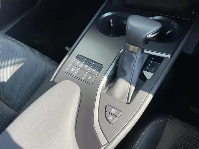 レクサス ＵＸ 250h バージョンL 佐賀県 2023(令5)年 0.7万km ソニッククォーツ 純正ナビ/Bluetooth/USB/フルセグTV/ワンオーナー/アラウンドビューモニター/レクサスセーフティシステム＋/・プリクラッシュセーフティ/・レーントレーシングアシスト/・ロードサインアシスト/・レーダークルーズコントロール/・ブラインドスポットモニター/・パーキングサポートアラート/・先行車発進告知機能/・クリアランスソナー/パドルシフト/ブレーキホールド/前席シートヒーター/エアシート/ステアリングヒーター/前席パワーシート/シートメモリ/LEDオートライト/オートエアコン/ETC2.0/前後ドライブレコーダー/スペアキー×２/保証書/取扱説明書/点検記録簿