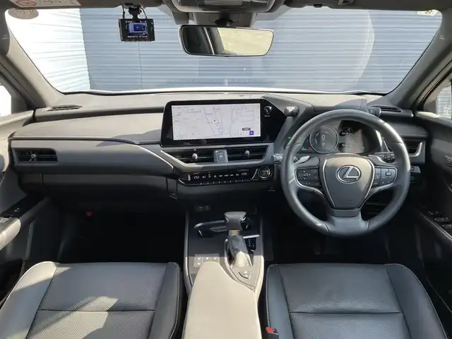 レクサス ＵＸ 250h バージョンL 佐賀県 2023(令5)年 0.7万km ソニッククォーツ 純正ナビ/Bluetooth/USB/フルセグTV/ワンオーナー/アラウンドビューモニター/レクサスセーフティシステム＋/・プリクラッシュセーフティ/・レーントレーシングアシスト/・ロードサインアシスト/・レーダークルーズコントロール/・ブラインドスポットモニター/・パーキングサポートアラート/・先行車発進告知機能/・クリアランスソナー/パドルシフト/ブレーキホールド/前席シートヒーター/エアシート/ステアリングヒーター/前席パワーシート/シートメモリ/LEDオートライト/オートエアコン/ETC2.0/前後ドライブレコーダー/スペアキー×２/保証書/取扱説明書/点検記録簿