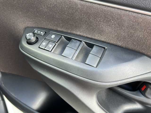 トヨタ ヤリスクロス ハイブリッド 岐阜県 2021(令3)年 4.7万km ホワイトパールクリスタルシャイン 登録時走行距離47090km/純正ディスプレイオーディオ/バックカメラ/クルーズコントロール/ステアリングヒーター/禁煙車/シートヒーター/ハーフレザーシート/ビルトインＥＴＣ/レーンキープアシスト/前後コーナーセンサー/プッシュスタート/スマートキー/スペアキー/電動リアゲート/LEDヘッドライト/オートライト/フォグランプ/オートマチックハイビーム/ドアバイザー/Bluetooth接続/USB入力端子/アイドリングストップ